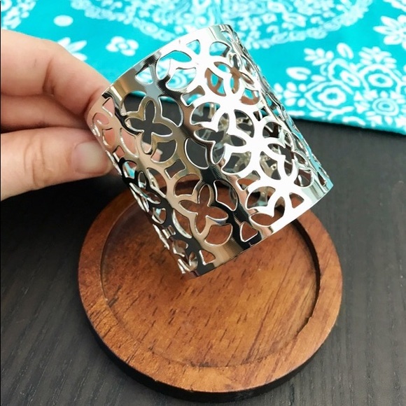 NEW!💙💎GORGEOUS CLOVER QUATREFOIL CUFF💎💙SILVERY - Picture 4 of 8